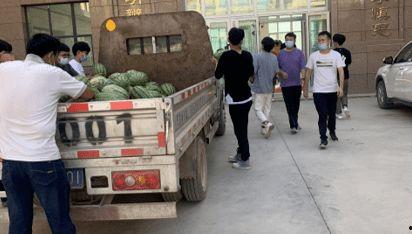 校园停车场吃瓜,吃瓜群众的欢乐盛宴