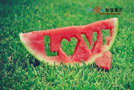 坐在瓜地上吃西瓜组词,共享夏日西瓜的欢乐时光