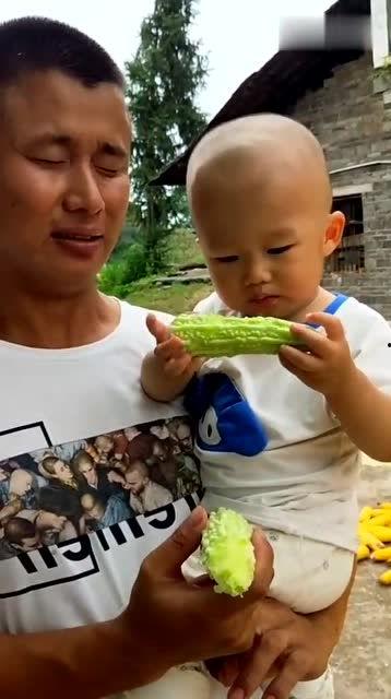 搞笑的小朋友吃瓜,小朋友的欢乐吃瓜记