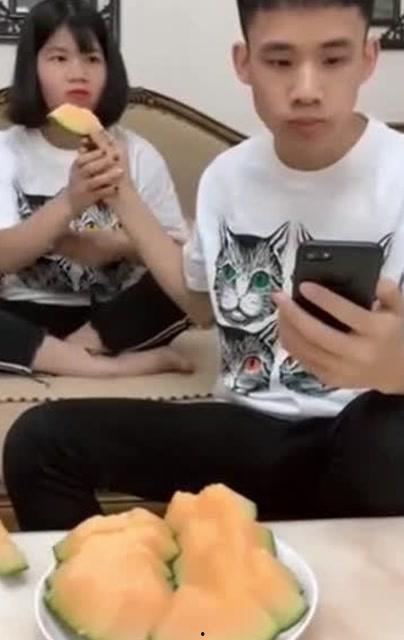 弟弟给姐吃瓜,弟弟与姐姐的温馨食刻