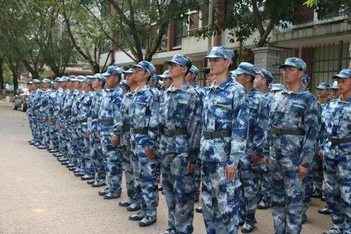 军训看别人吃瓜,揭秘同窗间的趣味瞬间